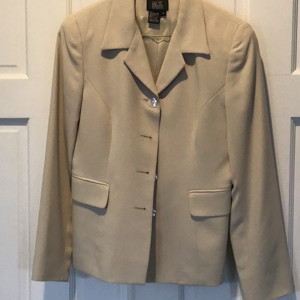 Neutral for jeans or skirt